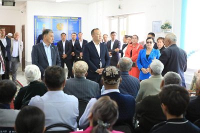 АУДАН ӘКІМІ АҚҚҰМ ЖӘНЕ АҚСУ АУЫЛЫНЫҢ ТҰРҒЫНДАРЫМЕН КЕЗДЕСТІ